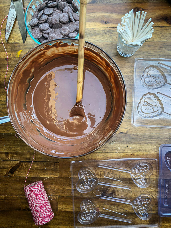 Tracy from Shutterbean shows how she makes Chocolate Lollipops! Heart shaped 