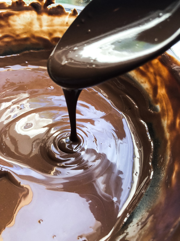 Tracy from Shutterbean shows how she makes Chocolate Lollipops! Heart shaped 