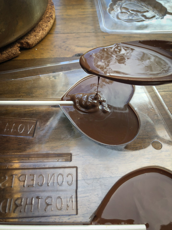 Tracy from Shutterbean shows how she makes Chocolate Lollipops! Heart shaped 