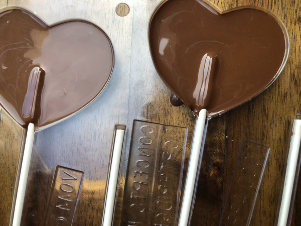 Tracy from Shutterbean shows how she makes Chocolate Lollipops! Heart shaped 