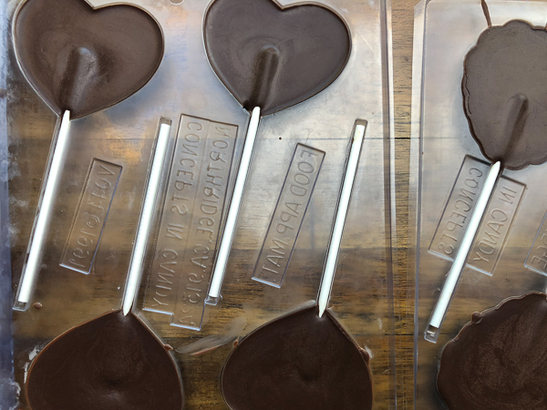 Tracy from Shutterbean shows how she makes Chocolate Lollipops! Heart shaped 