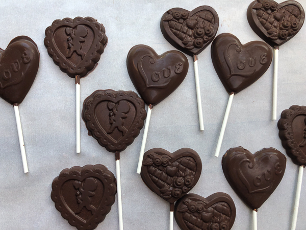 Tracy from Shutterbean shows how she makes Chocolate Lollipops! Heart shaped 