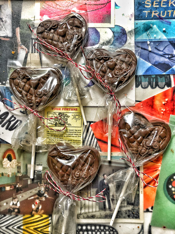 Tracy from Shutterbean shows how she makes Chocolate Lollipops! Heart shaped