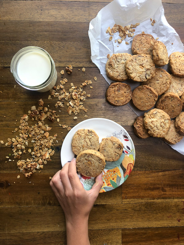 Say hello to your new favorite dessert- Granola Cookies! They're buttery, crispy & crunchy. Find the recipe on Shutterbean.com