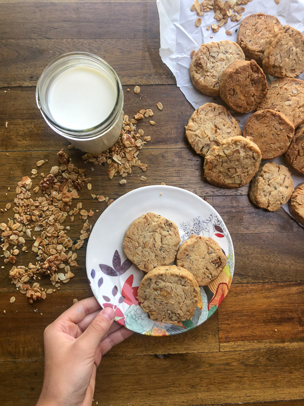 Say hello to your new favorite dessert- Granola Cookies! They're buttery, crispy & crunchy. Find the recipe on Shutterbean.com