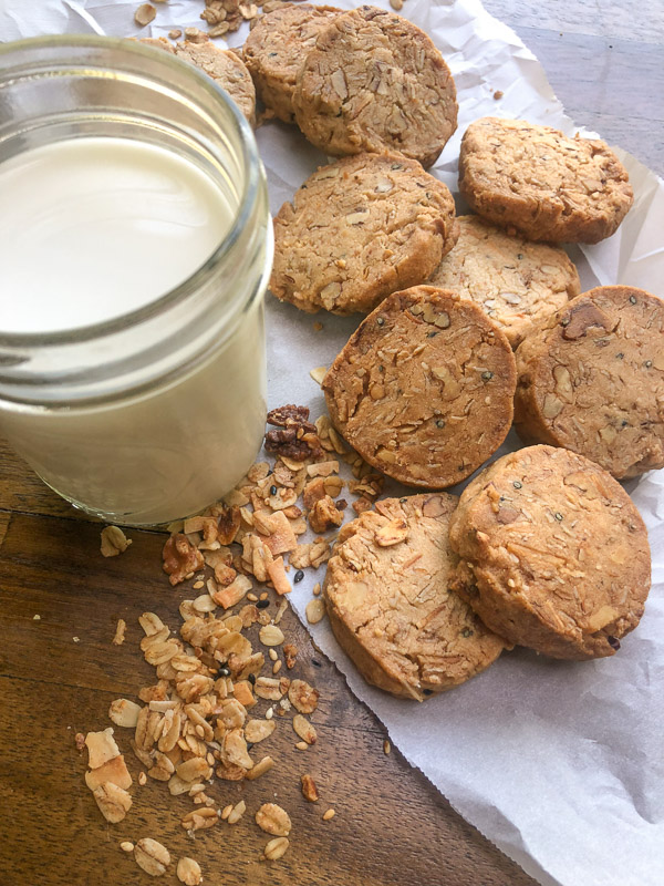 Say hello to your new favorite dessert- Granola Cookies! They're buttery, crispy & crunchy. Find the recipe on Shutterbean.com