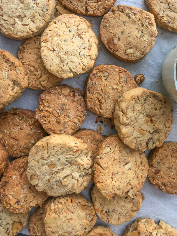 Say hello to your new favorite dessert- Granola Cookies! They're buttery, crispy & crunchy. Find the recipe on Shutterbean.com