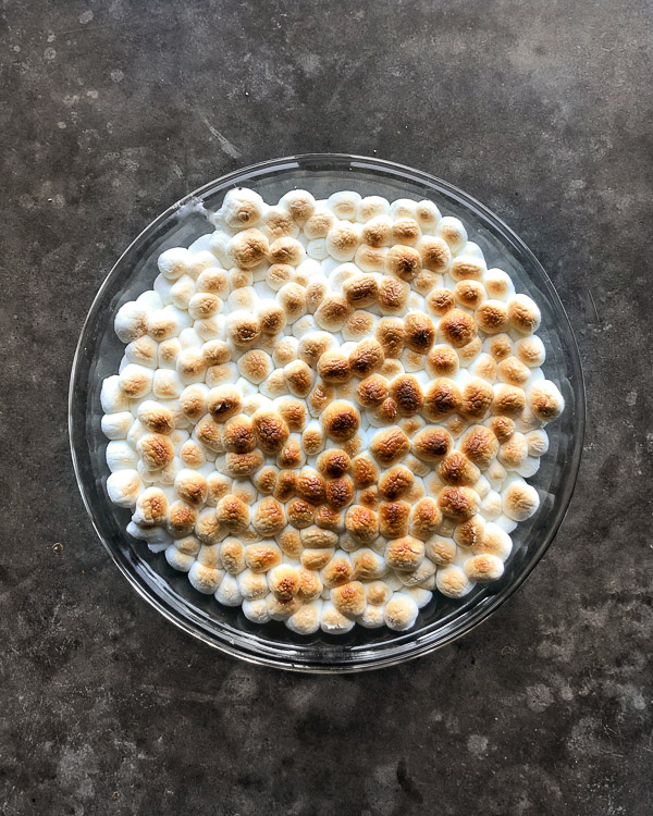 Win at dessert with this SIMPLE Peanut Butter S'Mores Dip made with peanut butter cups. Recipe on Shutterbean.com! 