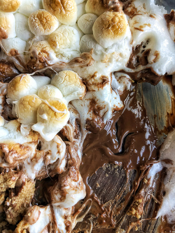 Win at dessert with this SIMPLE Peanut Butter S'Mores Dip made with peanut butter cups. Recipe on Shutterbean.com! 