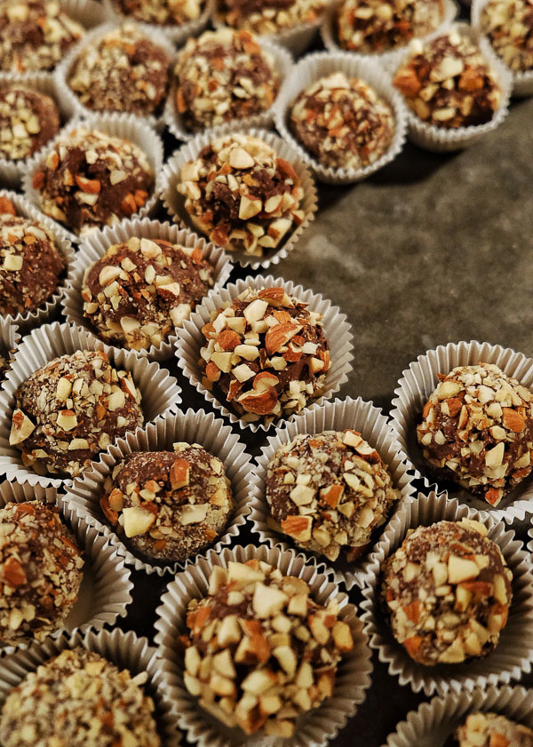 Chocolate Amaretto Truffles can be whipped up in a few hours! Perfect for last minute-magic making! Find the recipe on Shutterbean.com