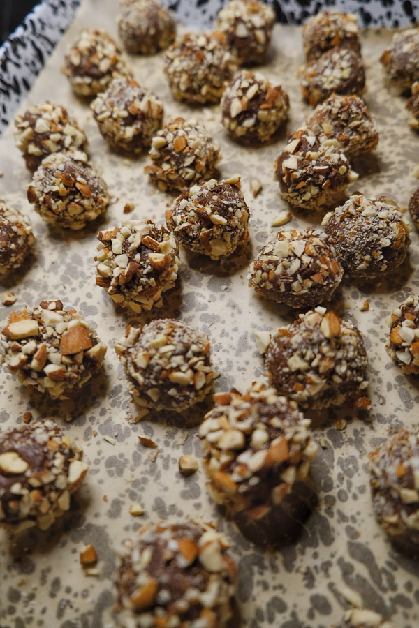 Chocolate Amaretto Truffles can be whipped up in a few hours! Perfect for last minute-magic making! Find the recipe on Shutterbean.com