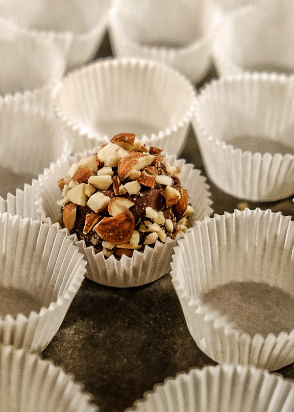 Chocolate Amaretto Truffles can be whipped up in a few hours! Perfect for last minute-magic making! Find the recipe on Shutterbean.com