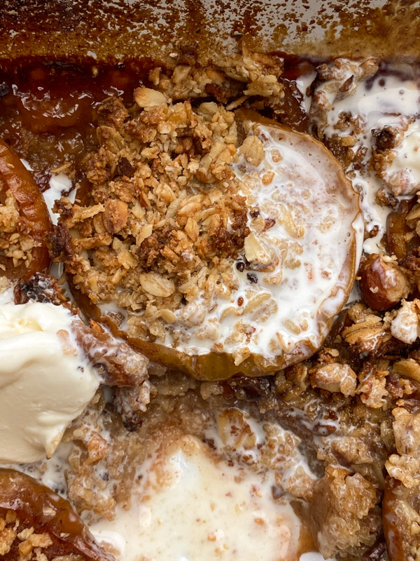 Baked Apples with Oat Crumble