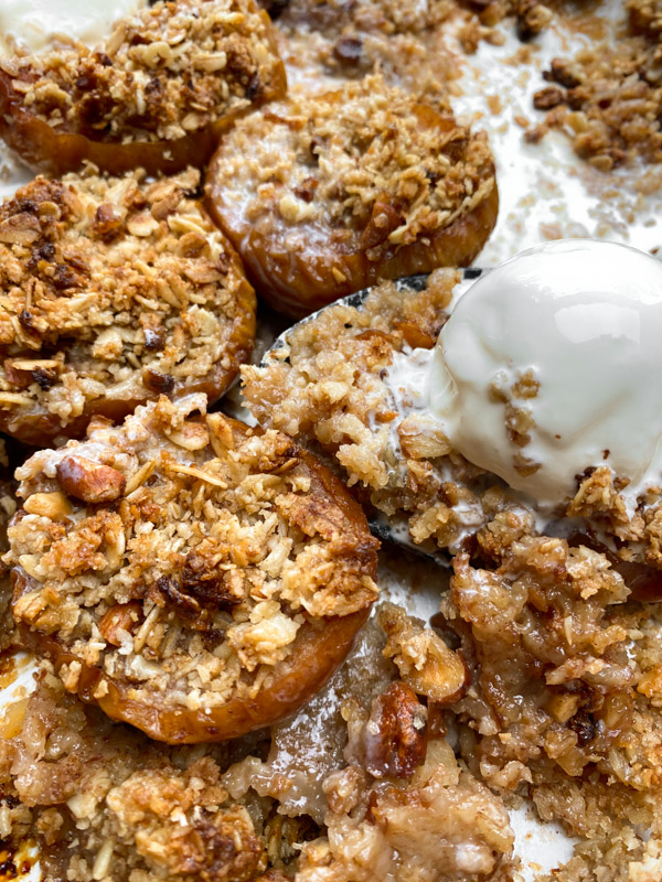 Baked Apples with Oat Crumble