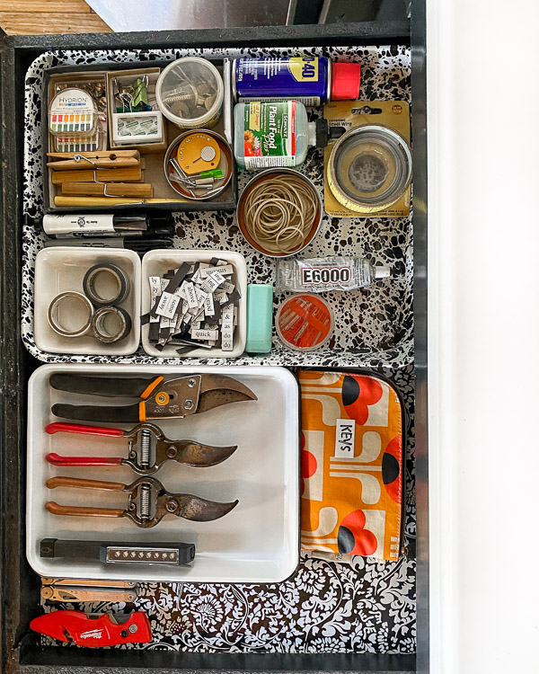 Junk Drawer Cleanout- Tracy Benjamin from Shutterbean.com shares how to cleanout a junk drawer
