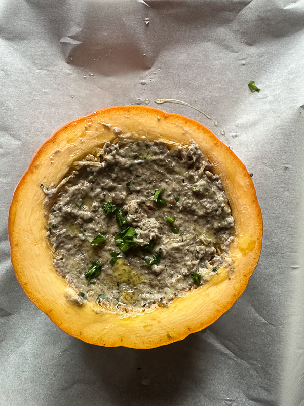 Cheesy Mushroom Baked Pumpkin is an incredible appetizer for your Autumn and Winter parties. Pair with crusty bread and DIP! Find the recipe on Shutterbean.com