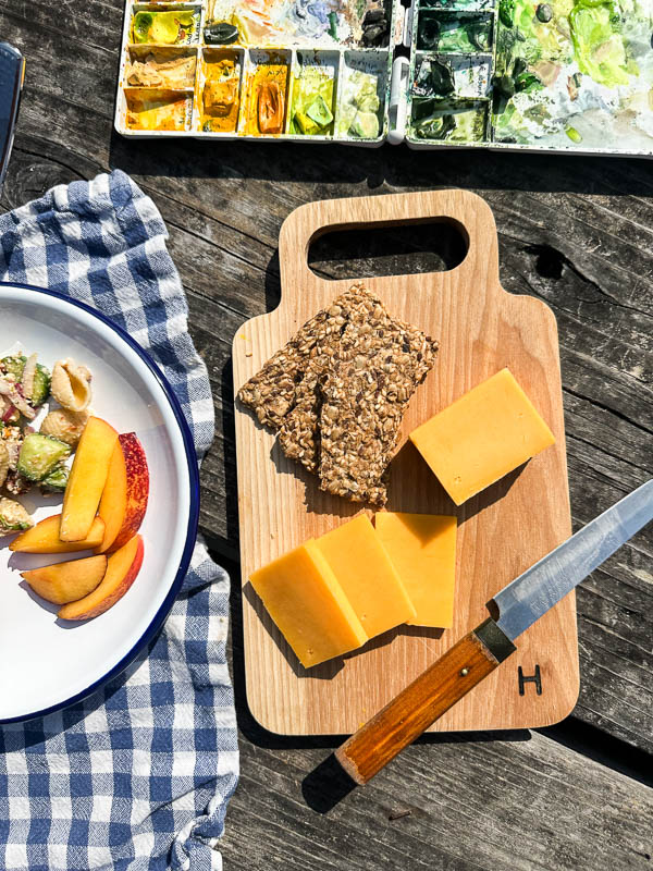 From blankets to beverages, this all-in-one picnic packing checklist from Shutterbean helps you prep the perfect outdoor meal. Save this guide for easy picnic planning all season long.