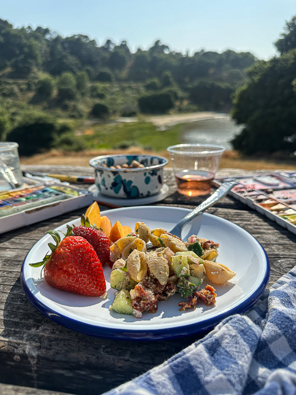 From blankets to beverages, this all-in-one picnic packing checklist from Shutterbean helps you prep the perfect outdoor meal. Save this guide for easy picnic planning all season long.