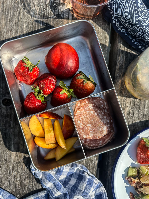 From blankets to beverages, this all-in-one picnic packing checklist from Shutterbean helps you prep the perfect outdoor meal. Save this guide for easy picnic planning all season long.