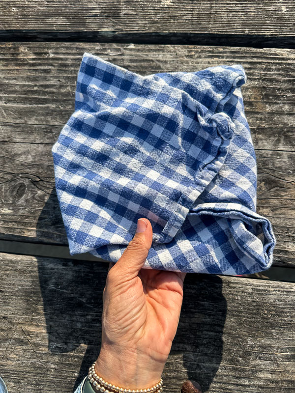 From blankets to beverages, this all-in-one picnic packing checklist from Shutterbean helps you prep the perfect outdoor meal. Save this guide for easy picnic planning all season long.