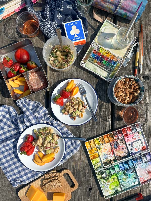 From blankets to beverages, this all-in-one picnic packing checklist from Shutterbean helps you prep the perfect outdoor meal. Save this guide for easy picnic planning all season long.